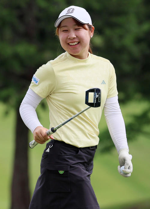 ブリヂストンレディース第2日　1番、バーディーパットを沈め笑顔を見せる荒木優奈（撮影・加藤哉）