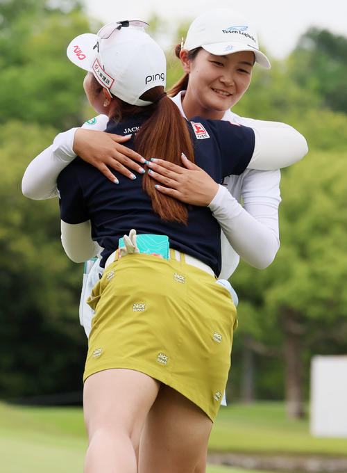 ブリヂストンレディース第2日　18番、ホールアウトし佐久間朱莉（左）とハグする神谷そら（撮影・加藤哉）