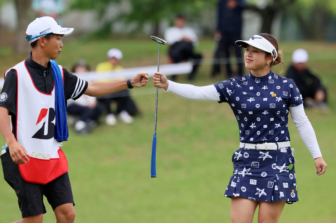 ブリヂストンレディース第3日　14番、バーディーパットを決めキャディーとタッチする仲村果乃（撮影・加藤哉）