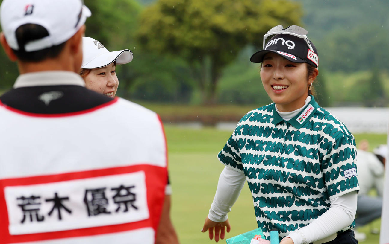 ブリヂストンレディース第3日　18番、パーセーブでホールアウトし荒木優奈（左）とハグする佐久間朱莉（撮影・加藤哉）