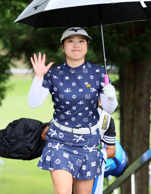 ブリヂストンレディース第3日　手を振って18番へ移動する仲村果乃（撮影・加藤哉）