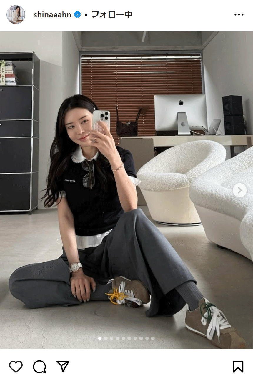 部屋でくつろぐアン・シネさん（インスタグラムから）