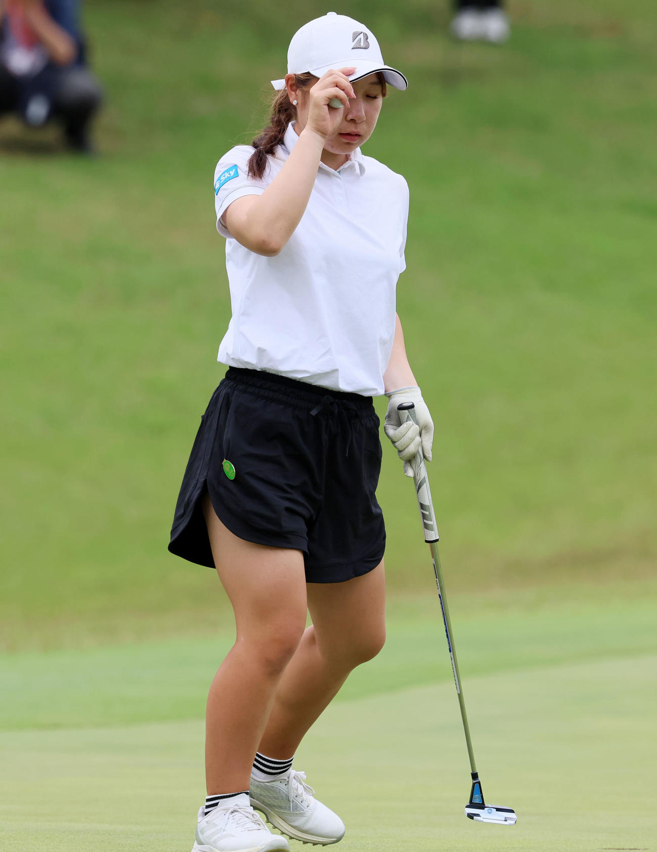 ブリヂストンレディース第3日　14番、バーディーパットを決めた荒木優奈（撮影・加藤哉）