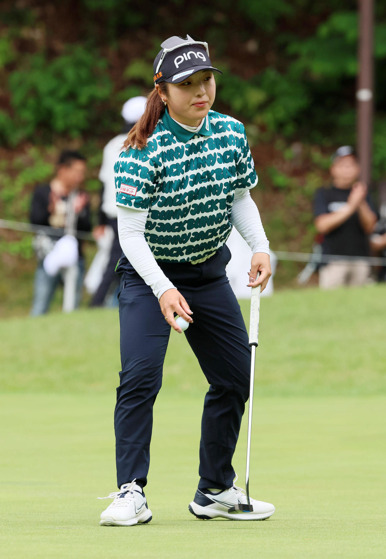 ブリヂストンレディース第3日　2番、バーディーパットを決めた佐久間朱莉（撮影・加藤哉）