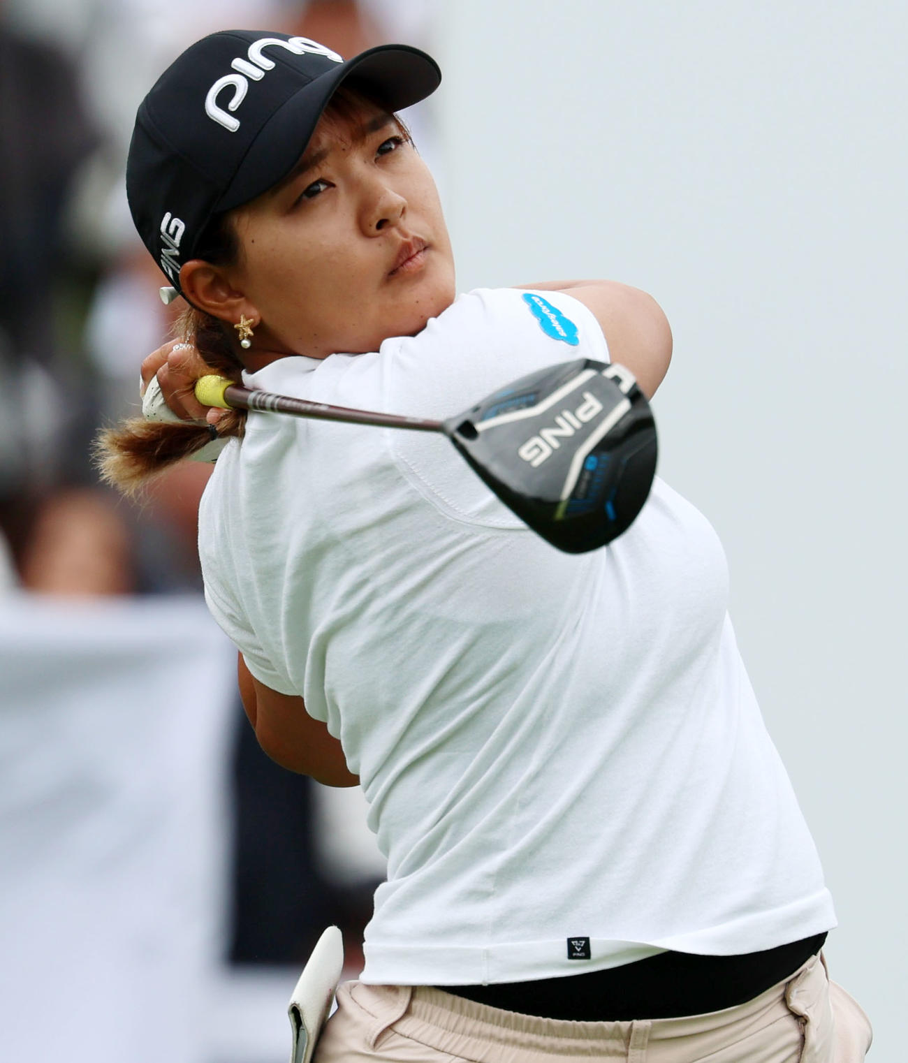 ブリヂストンレディース最終日　1番、ティーショットを放つ鈴木愛（撮影・加藤哉）