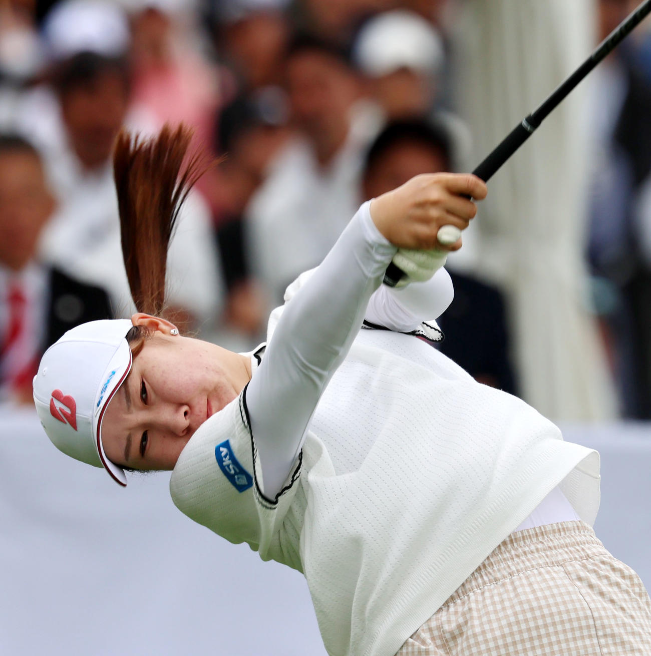 ブリヂストンレディース最終日　1番、ティーショットを放つ荒木優奈（撮影・加藤哉）