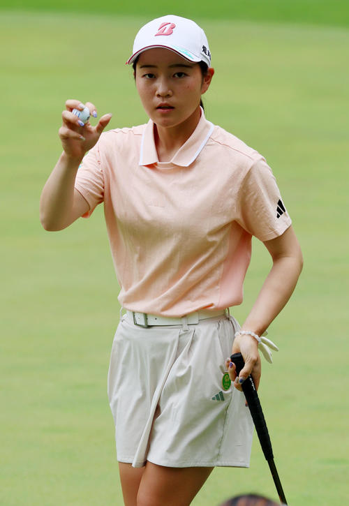 ブリヂストンレディース最終日 7番、バーディーパットを決めた佐藤心結(撮影・加藤哉)