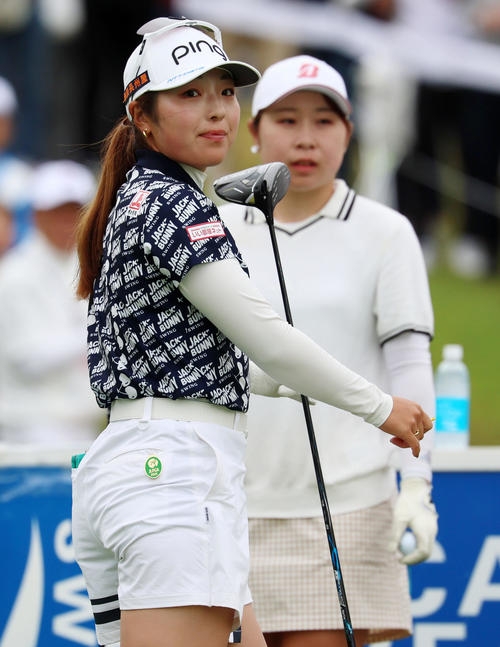 ブリヂストンレディース最終日 1番、ティーショットを放った佐久間朱莉。右は荒木優奈(撮影・加藤哉)