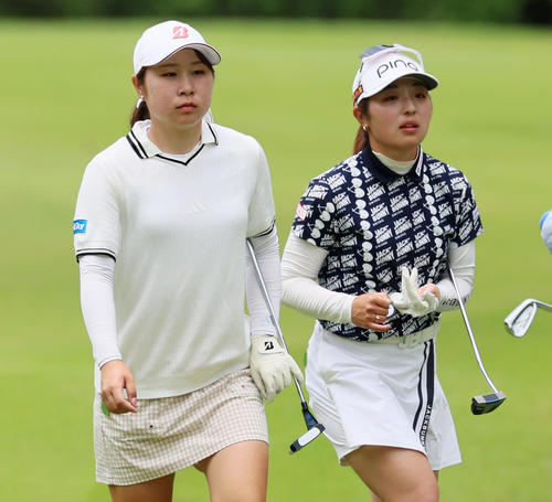 ブリヂストンレディース最終日 7番、グリーンへ向けて歩く荒木優奈(左)と佐久間朱莉(撮影・加藤哉)