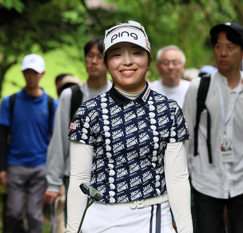 ブリヂストンレディース最終日 8番へ向け笑顔で移動する佐久間朱莉(撮影・加藤哉)