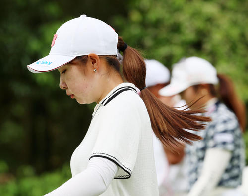 ブリヂストンレディース最終日 8番、セカンドショット地点へ移動する荒木優奈(撮影・加藤哉)