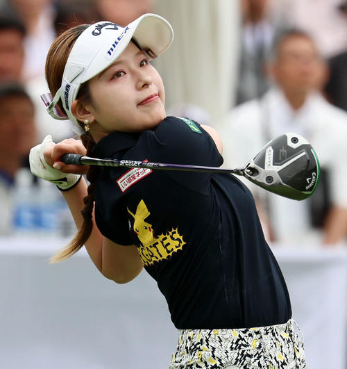 ブリヂストンレディース最終日 1番、ティーショットを放つ吉田鈴(撮影・加藤哉)