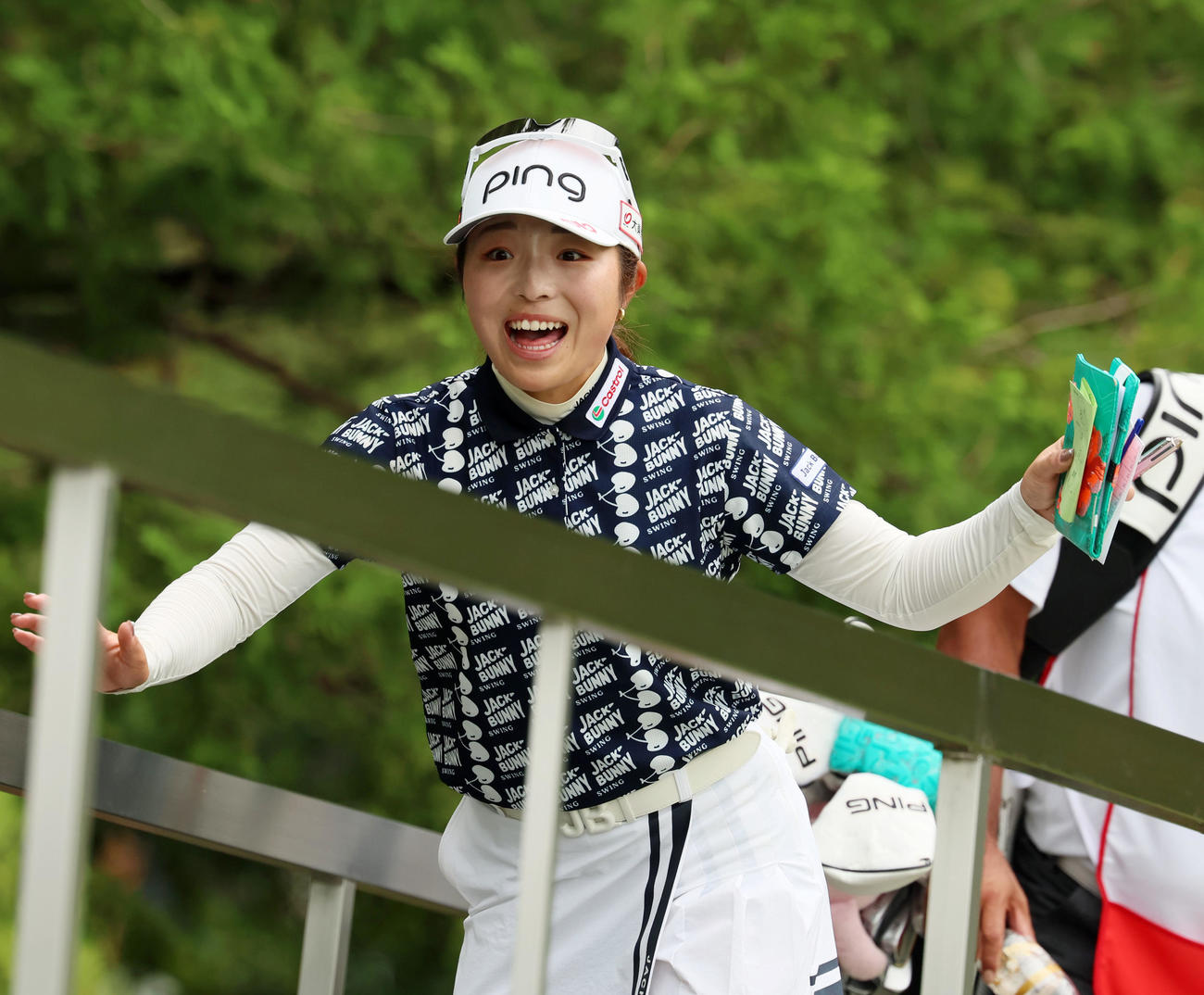 ブリヂストンレディース最終日　9番を終えベルトコンベアで移動中、突然の異音にびっくりした表情を見せる佐久間朱莉（撮影・加藤哉）