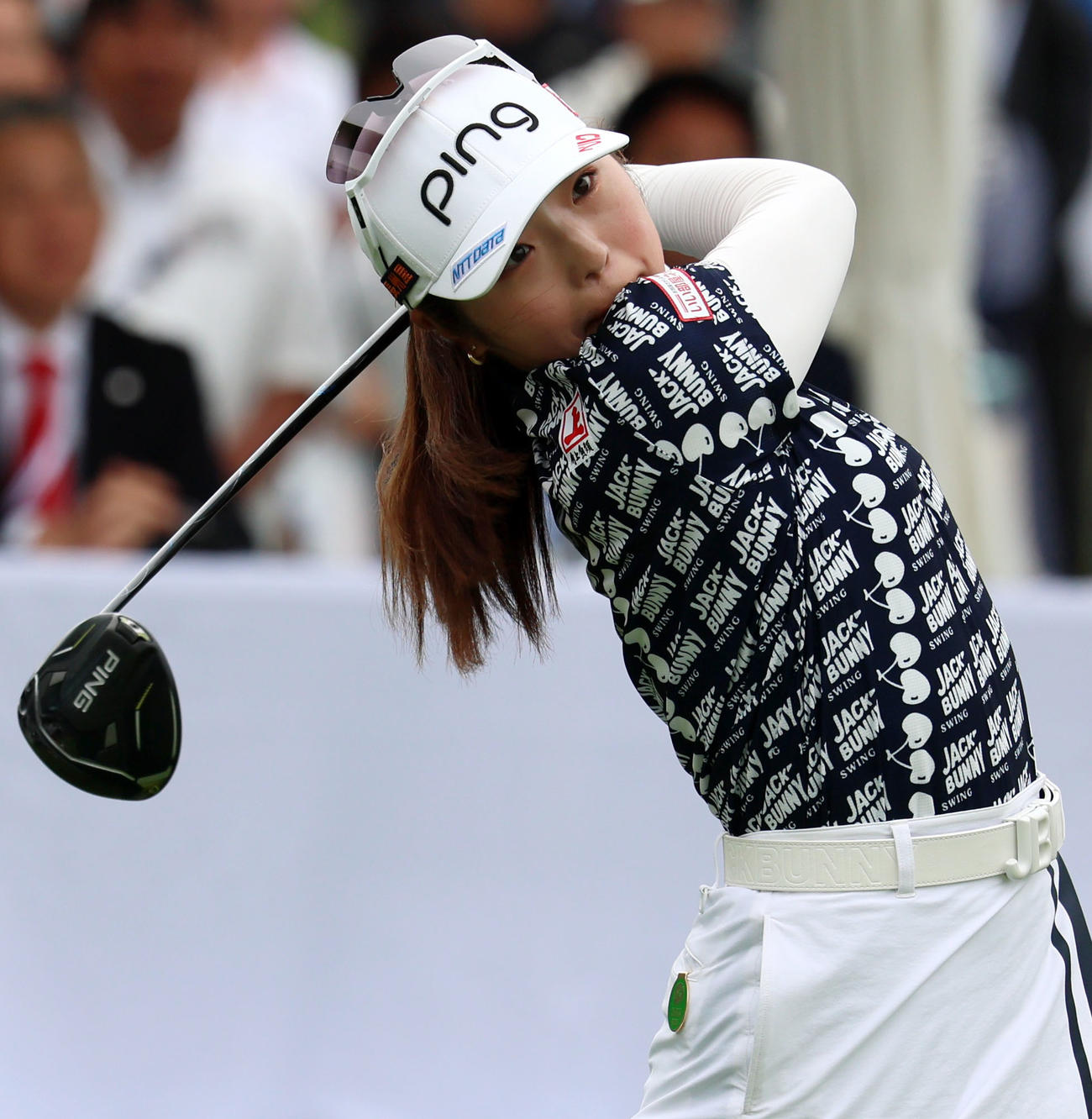 ブリヂストンレディース最終日　1番、ティーショットを放つ佐久間朱莉（撮影・加藤哉）