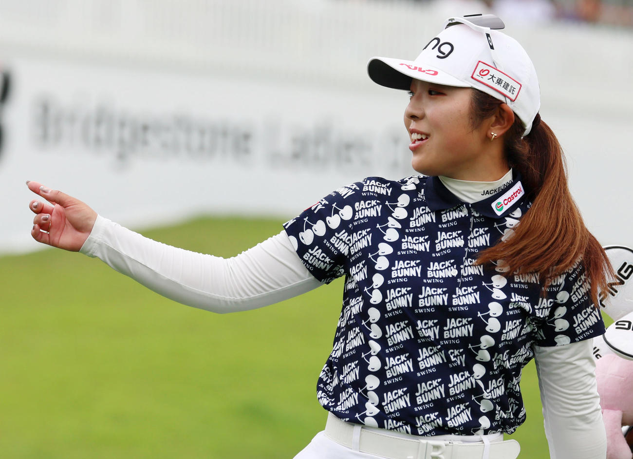 ブリヂストンレディース最終日　1番、ティーショットを終え歩き出す佐久間朱莉（撮影・加藤哉）