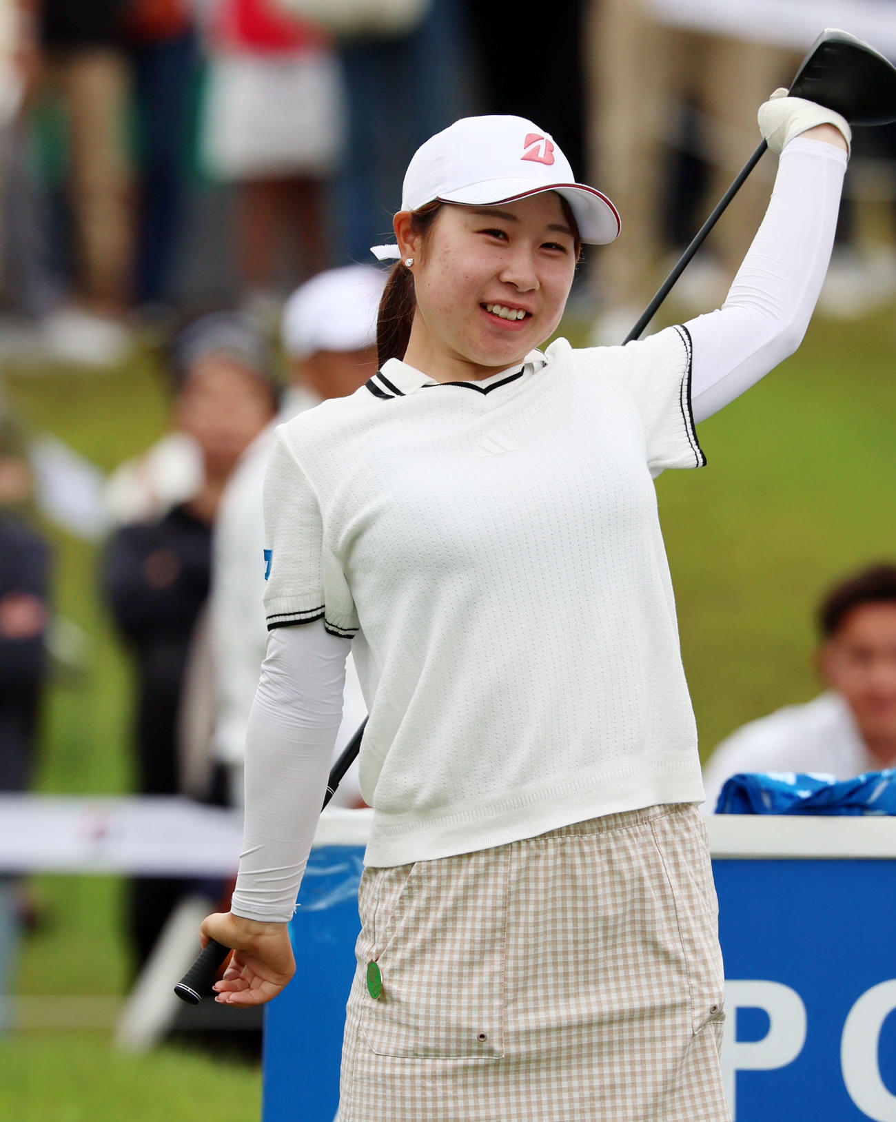ブリヂストンレディース最終日　1番、明るい表情を見せる荒木優奈（撮影・加藤哉）