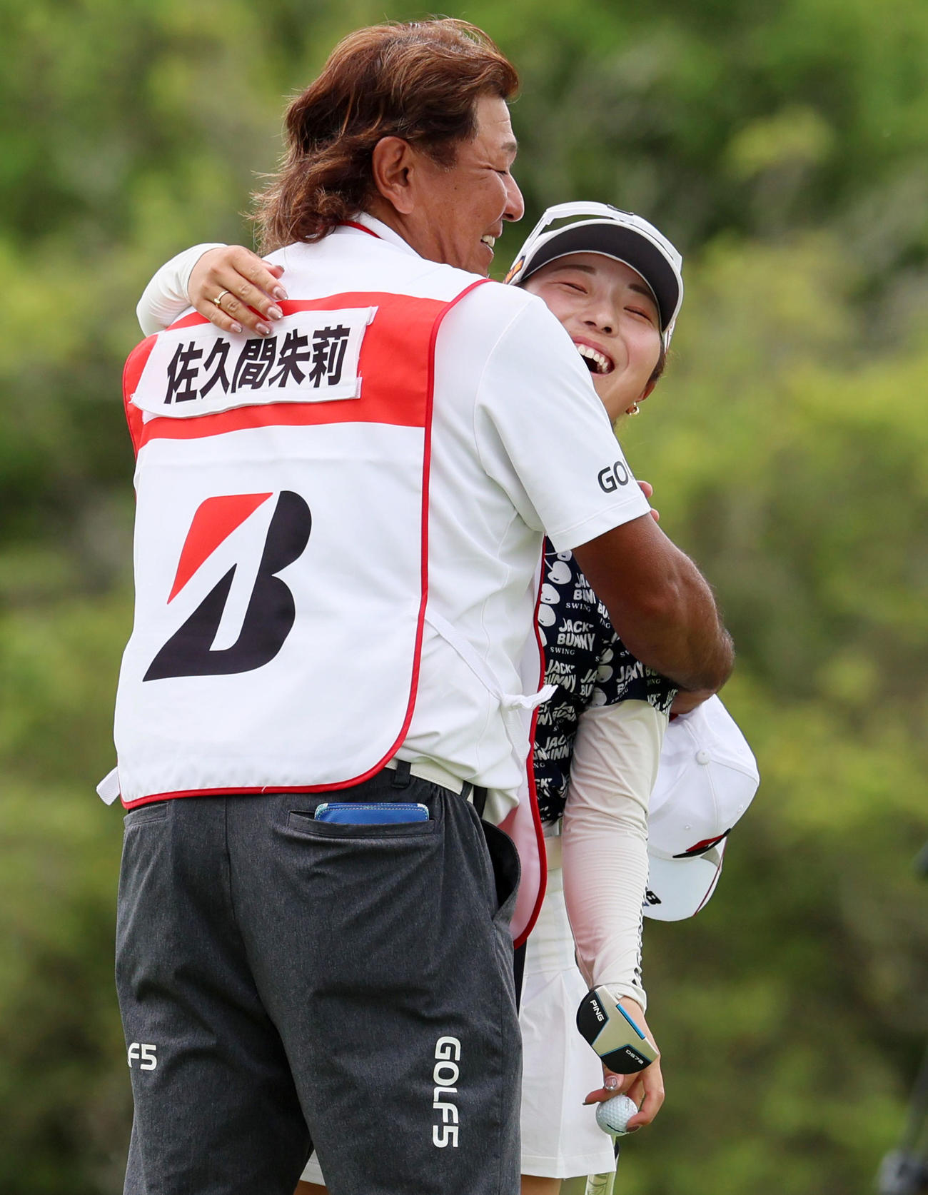 ブリヂストンレディース最終日　優勝を決め後藤勝キャディ（左）と抱き合う佐久間朱莉（撮影・加藤哉）
