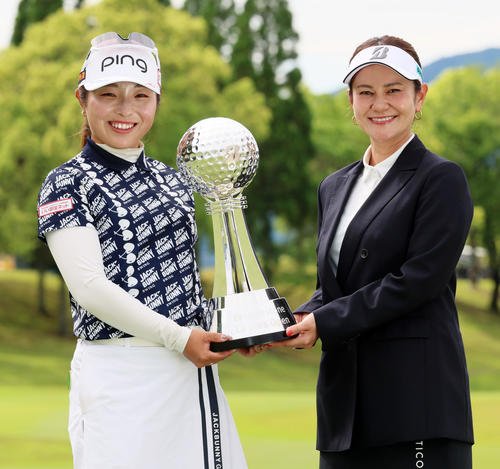 ブリヂストンレディース最終日 優勝を決め宮里藍プロ(右)と記念写真に納まる佐久間朱莉(撮影・加藤哉)