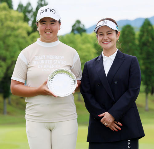 ブリヂストンレディース最終日 宮里藍プロ(右)と記念写真に納まるベストアマの中嶋月葉(撮影・加藤哉)