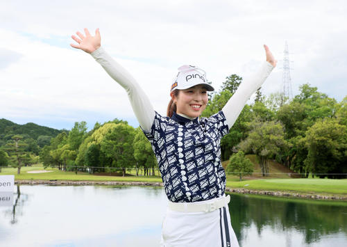 ブリヂストンレディース最終日 TVインタビューを終えバンザイする佐久間朱莉(撮影・加藤哉)