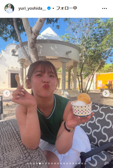アイスクリームを手にチューポーズ（吉田優利のインスタグラムから）