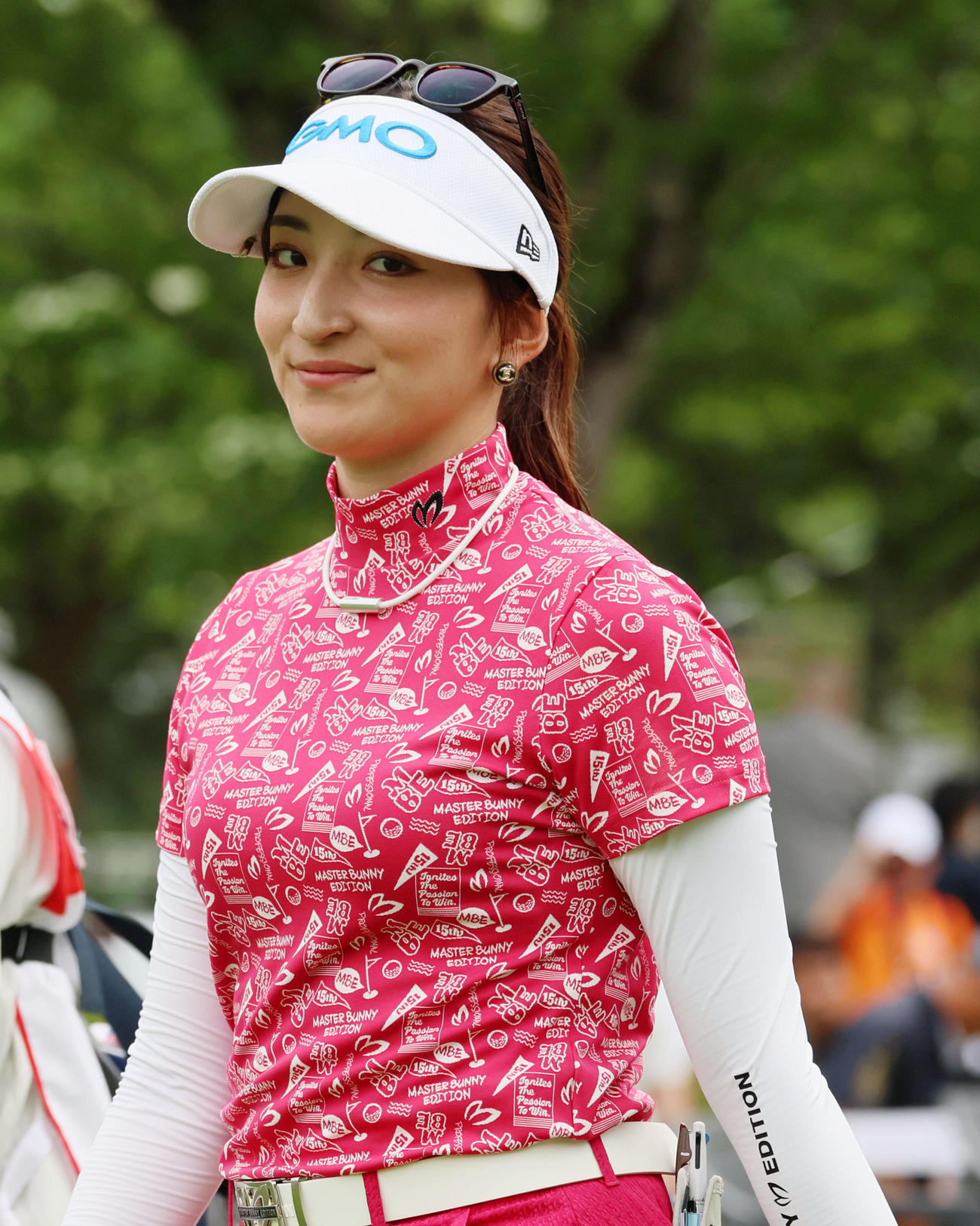 ブリヂストンレディース第1日　10番、ティーショットを打ち終え歩き出す脇元華（撮影・加藤哉）