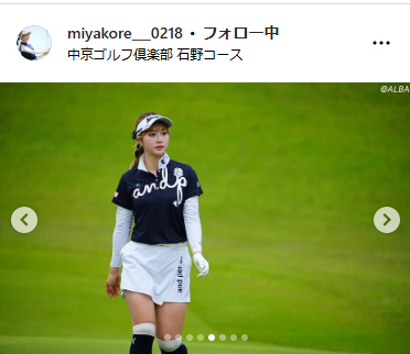 ミニスカ姿でのラウンド写真をアップした都玲華（インスタグラムから）