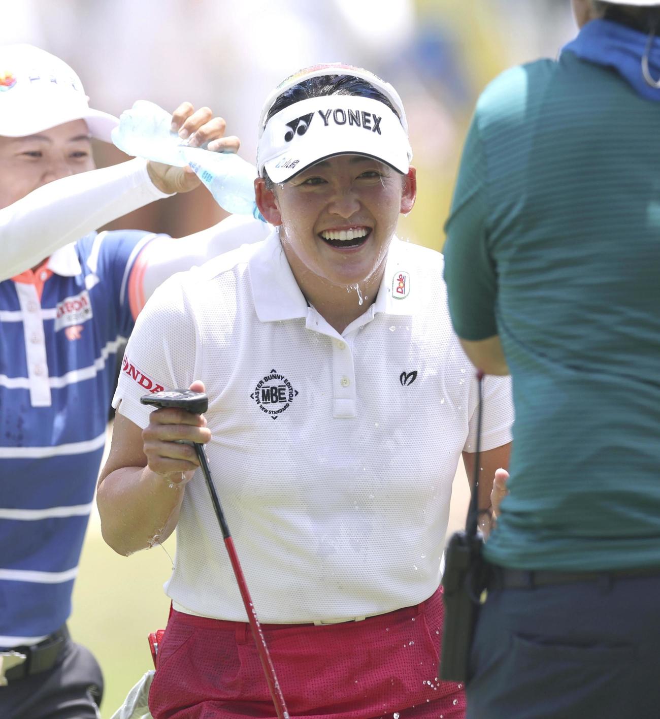 米女子ゴルフのリビエラマヤ・オープンで優勝し、ペットボトルの水をかけられ笑顔の岩井千怜＝25日、エルカマレオンGC（ゲッティ＝共同）