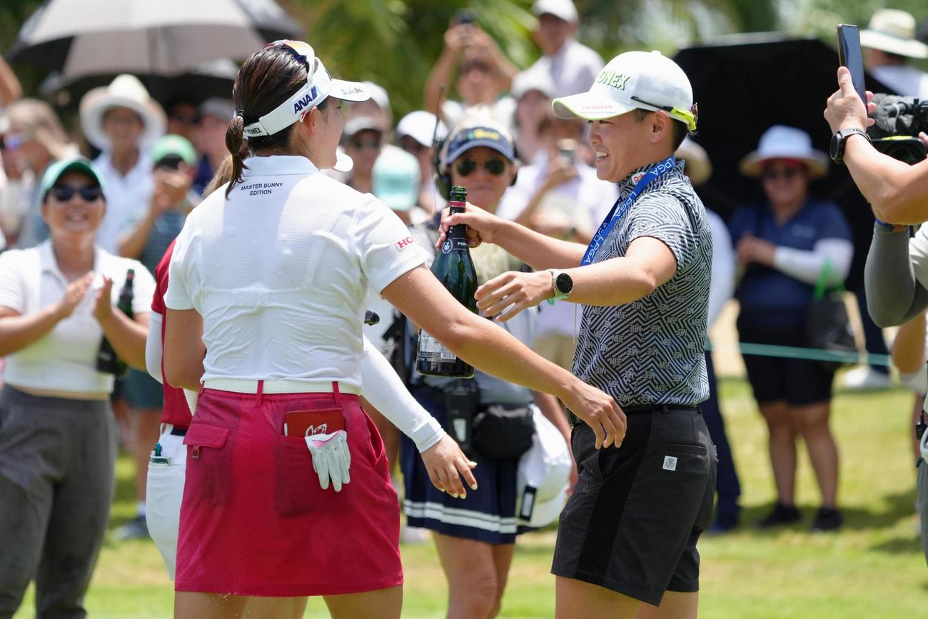 リビエラマヤ・オープンで米ツアー初優勝を果たし、姉の岩井明愛（右）に祝福される岩井千怜＝エルカマレオンGC（共同）