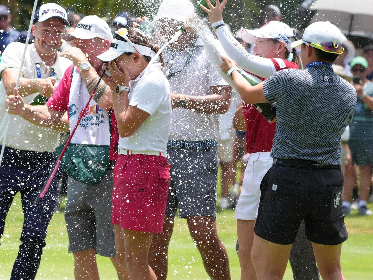 リビエラマヤ・オープンで米ツアー初優勝を果たし、姉の岩井明愛（右端）らに祝福される岩井千怜（左から3人目）＝エルカマレオンGC（共同）