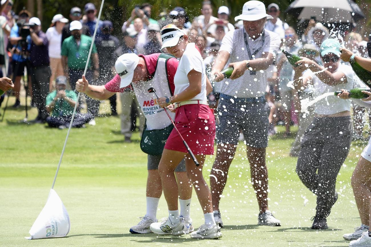 リビエラマヤ・オープンで米ツアー初優勝を果たし、祝福される岩井千怜（左から2人目）＝エルカマレオンGC（共同）