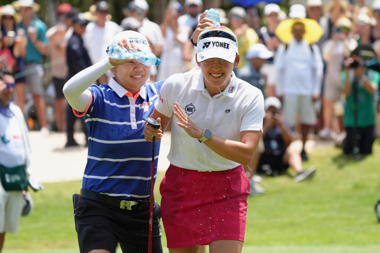 リビエラマヤ・オープンで米ツアー初優勝を果たし、祝福される岩井千怜（右）＝エルカマレオンGC（共同）