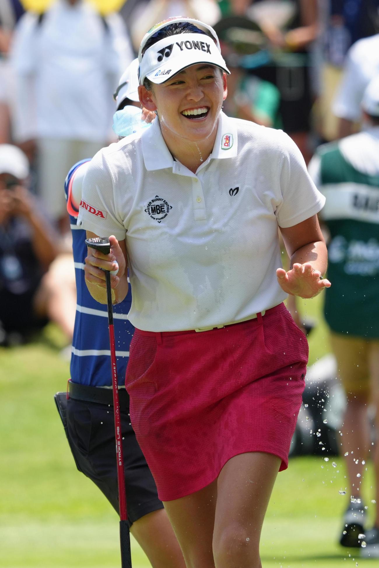 リビエラマヤ・オープンで米ツアー初優勝を果たし、祝福され笑顔の岩井千怜＝25日、エルカマレオンGC（共同）