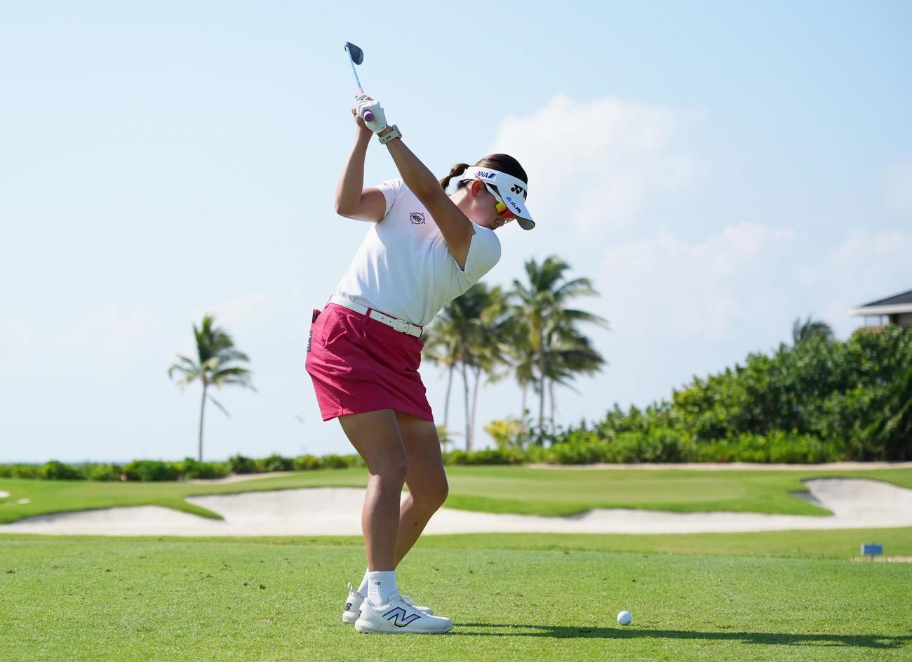 最終ラウンド、ティーショットを放つ岩井千怜。通算12アンダーで優勝した＝エルカマレオンGC（共同）