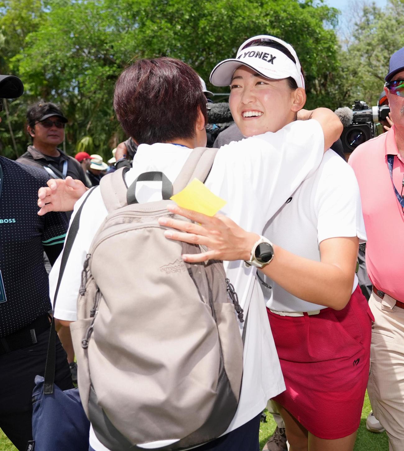 リビエラマヤ・オープンで米ツアー初優勝を果たし、祝福される岩井千怜＝エルカマレオンGC（共同）