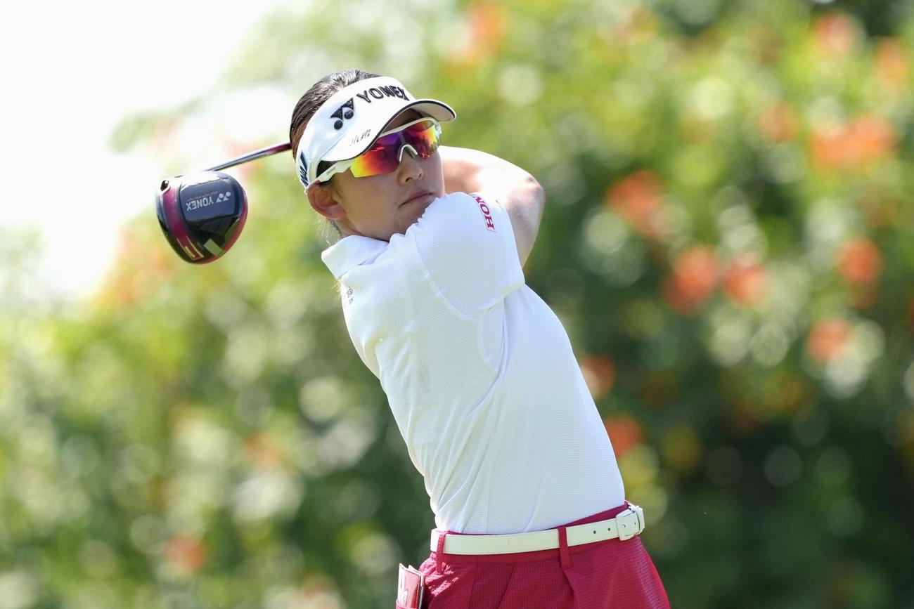 最終ラウンド、ティーショットを放つ岩井千怜。通算12アンダーで優勝した＝エルカマレオンGC（共同）