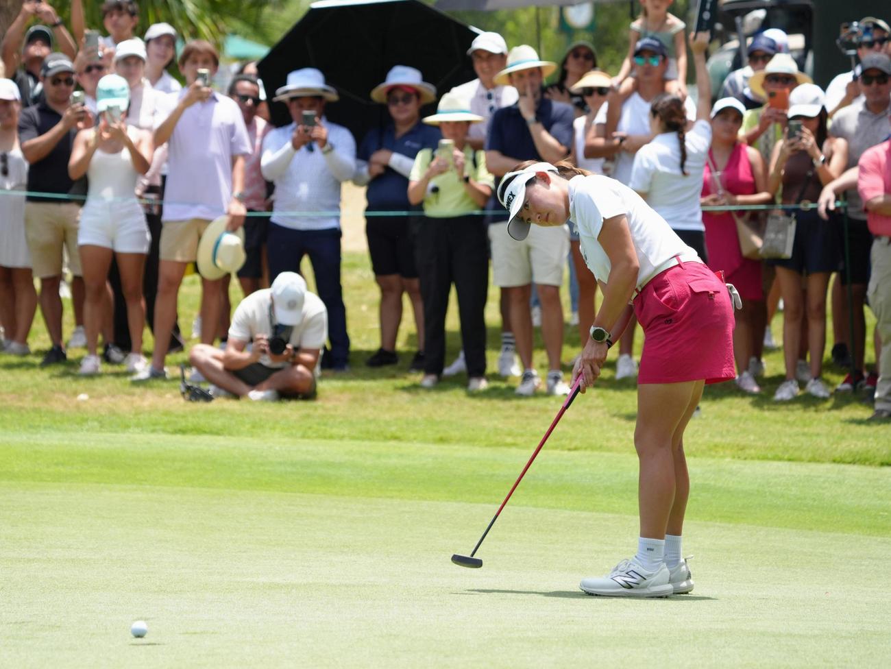 最終ラウンド、18番でパットを放つ岩井千怜。通算12アンダーで優勝した＝エルカマレオンGC（共同）