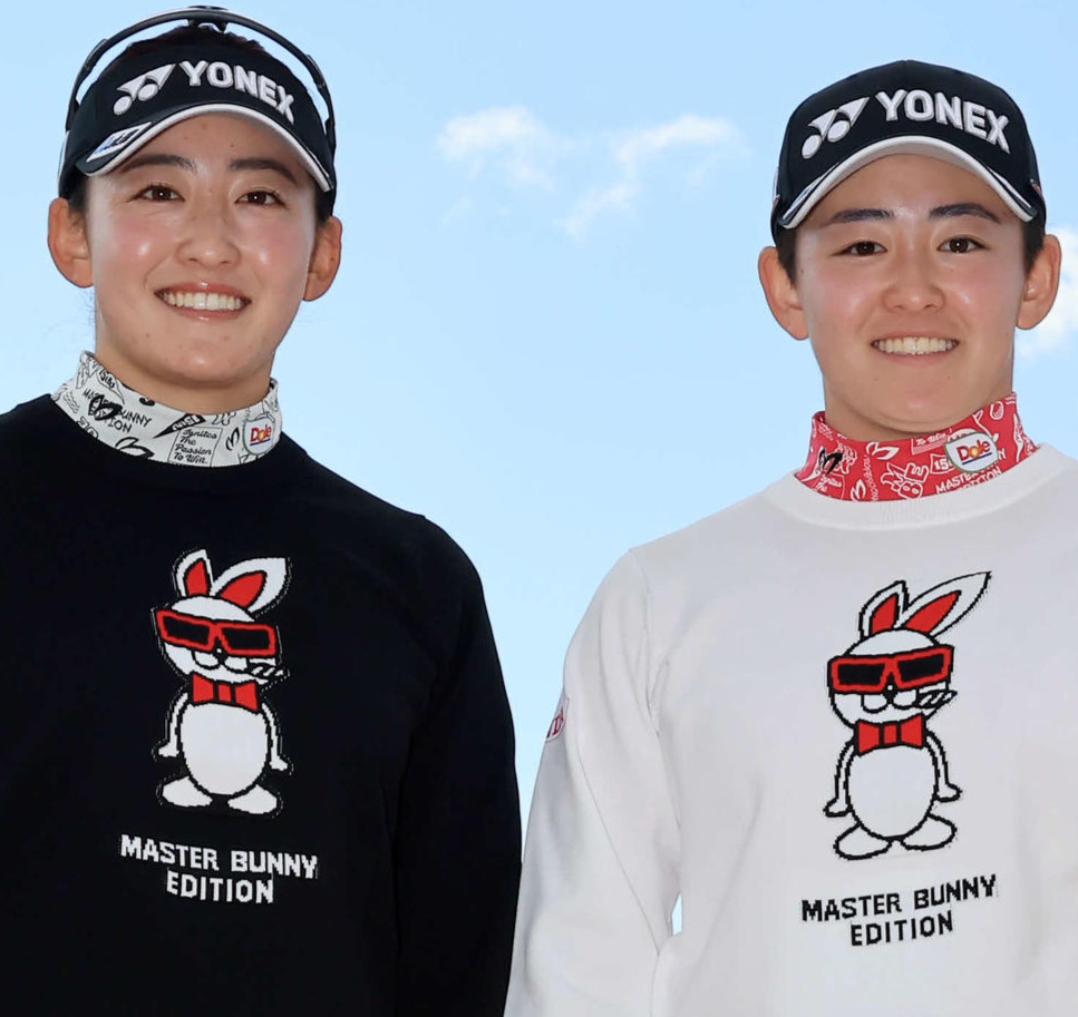 色違いのそろいの服で登場した岩井千怜（左）と岩井明愛（2025年撮影）