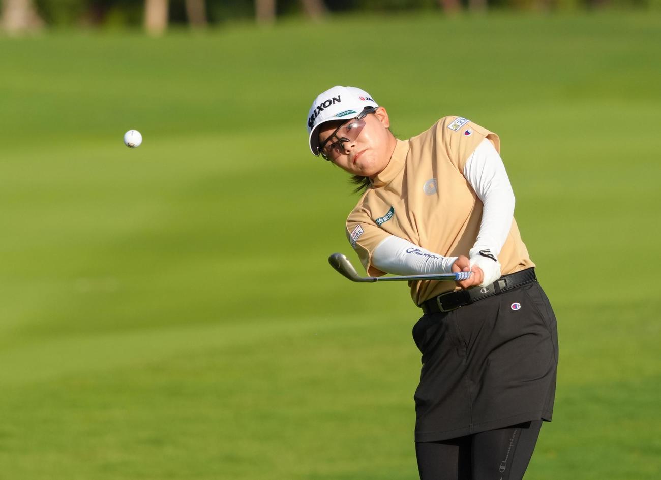 最終ラウンド、ショットを放つ勝みなみ＝エルカマレオンGC（共同）