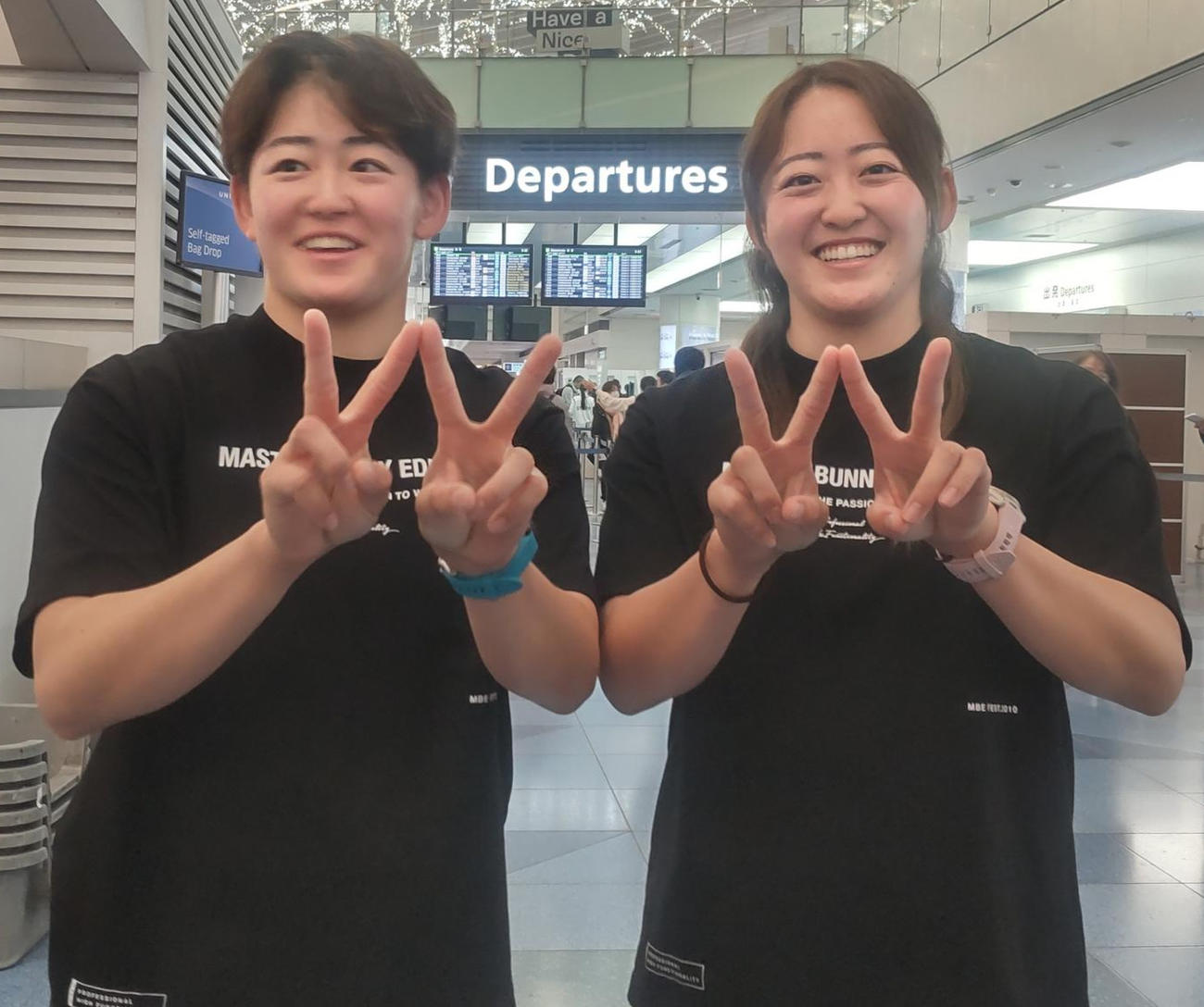 米女子ツアー参戦へ出国する岩井明愛（左）、千怜姉妹（25年2月）