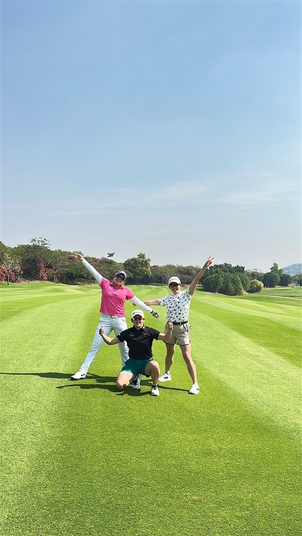 1月にタイで岩井姉妹と合同合宿を行った、左から桑木、岩井明、岩井千（本人提供）