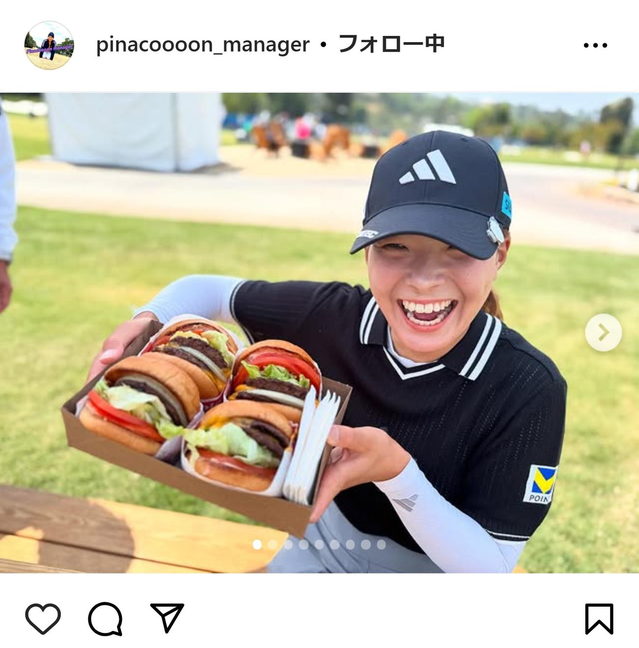 大きなハンバーガーが入った箱を手に満面の笑顔の渋野日向子（渋野日向子のマネジャーのインスタグラムから）