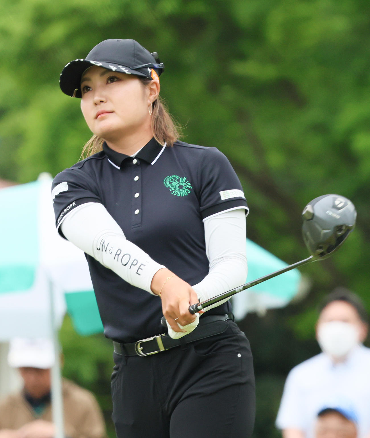 1番、ティーショットを放つ高橋（撮影・上山淳一）