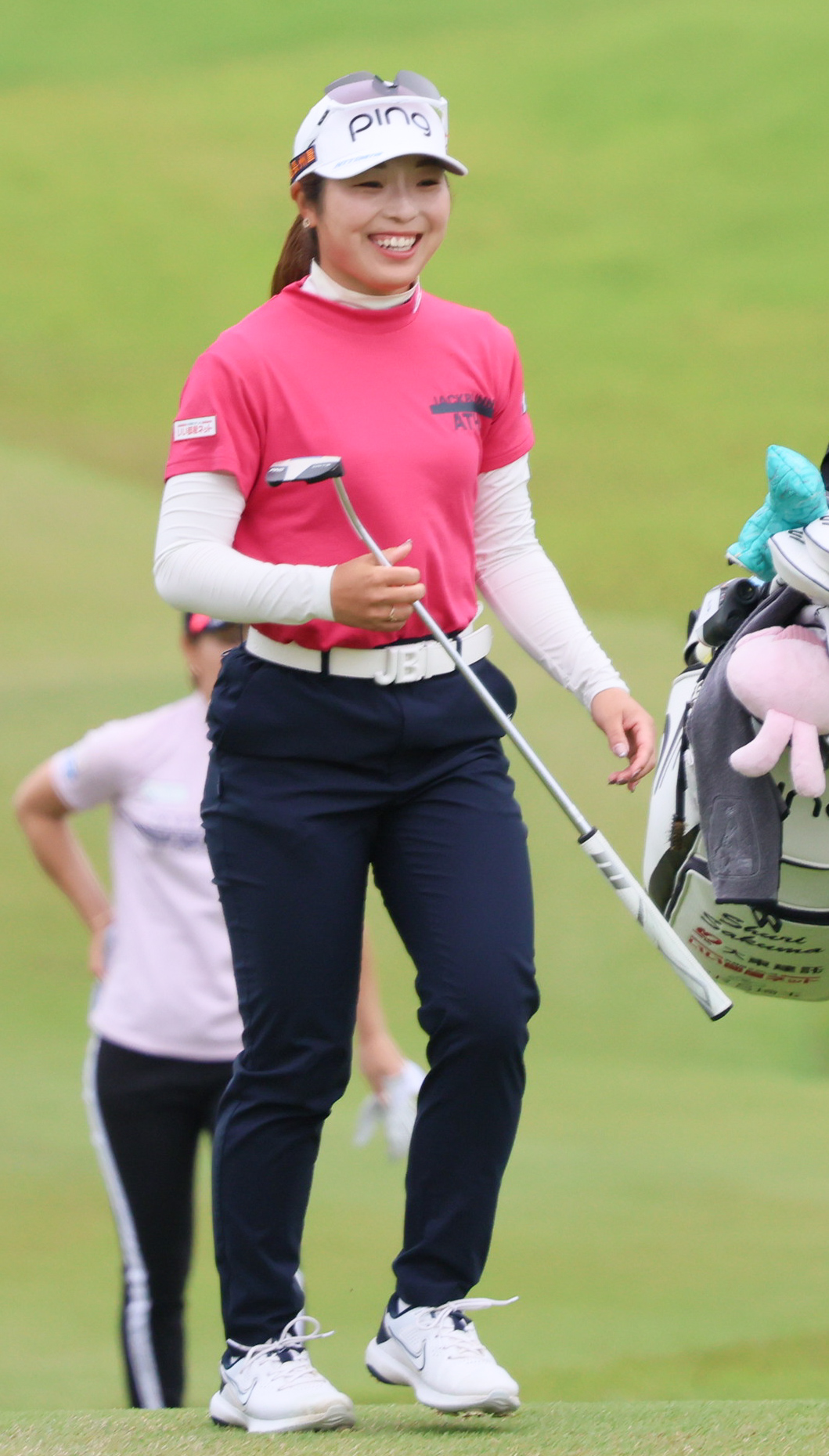 1番、笑顔を見せる佐久間（撮影・上山淳一）