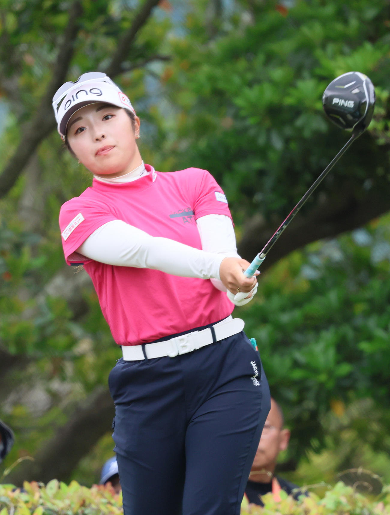 2番、佐久間はティーショットを放つ（撮影・上山淳一）