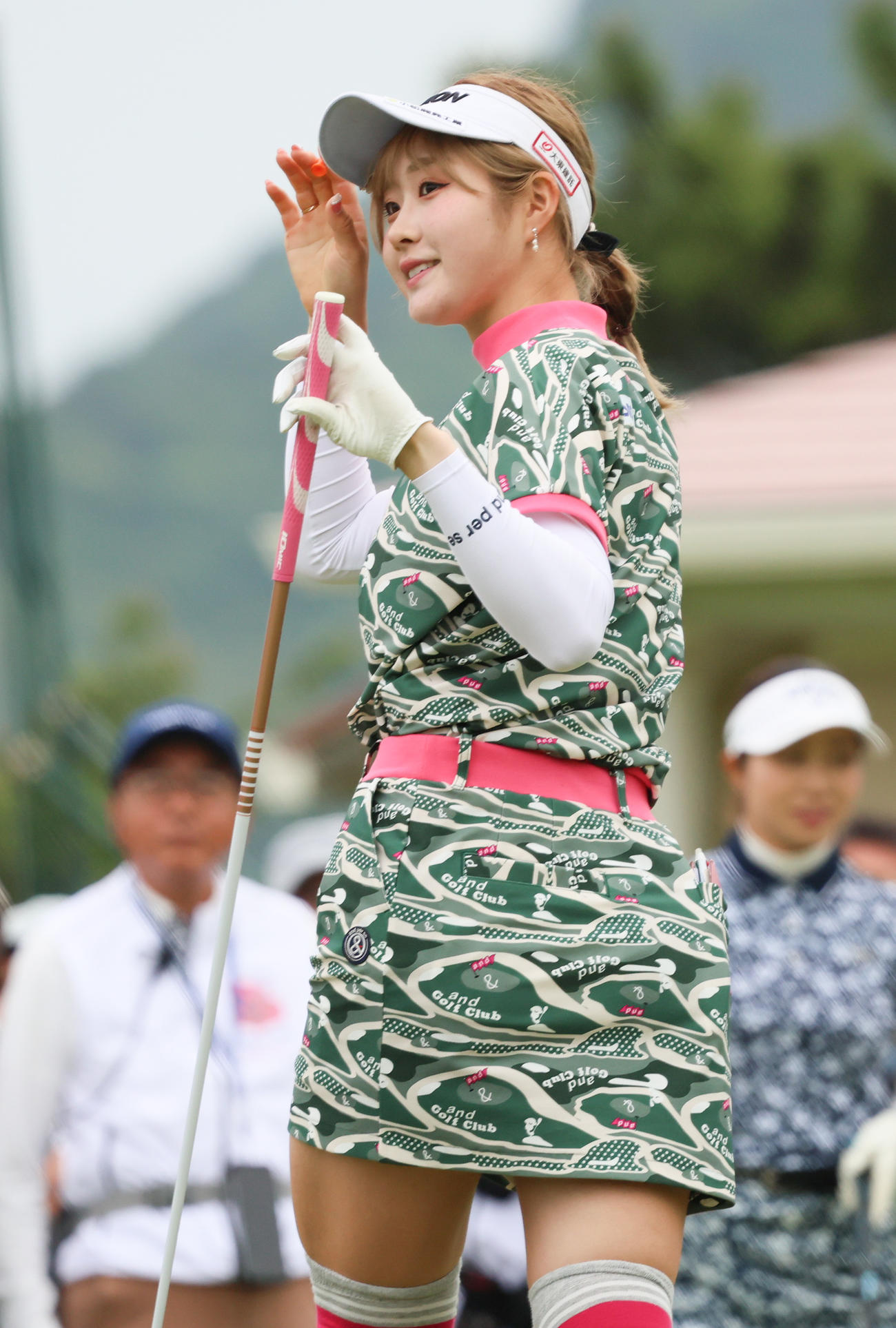 1番、ティーショットを放つ都（撮影・上山淳一）