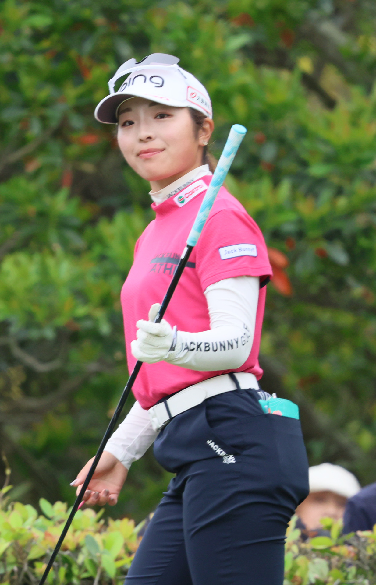 2番、佐久間はティーショットを放つ（撮影・上山淳一）