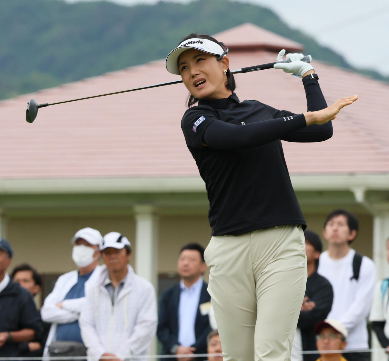 1番、ティーショットを放つ全美貞（撮影・上山淳一）