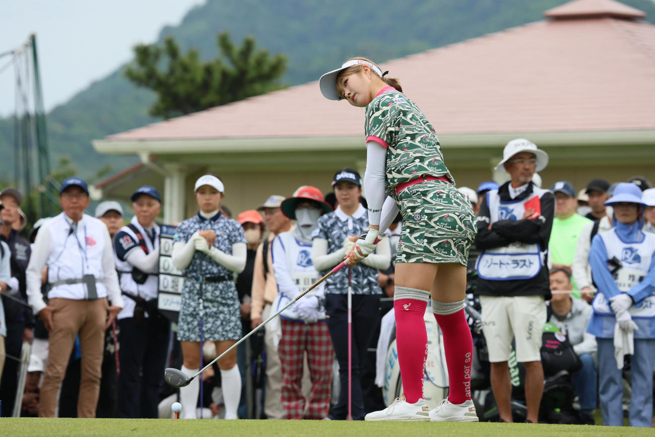 1番、ティーショットを前にする都（撮影・上山淳一）