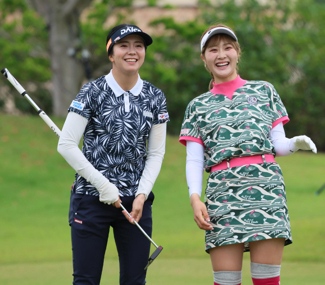 1番、同組でラウンドする堀琴（左）と都（撮影・上山淳一）